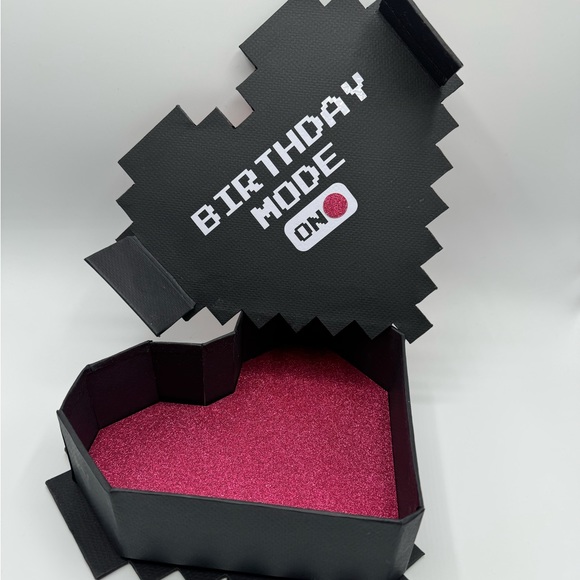 Pixelated heart-shaped box customized with magnetic side closure. - Picture 7 of 12